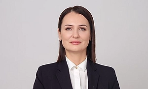 Мы знаем, как это часто бывает: к Новому году все конфеты, которые плохо продавались, некоторые производители, продавцы или дистрибьюторы упаковывают в такие подарки. Обычно в подарках на срок годности не смотрят. Также мы должны защитить детей от опасных конфет с алкоголем и установить порог калорийности. Очевидно, есть ещё какие-то истории, например протеиновые батончики, которые детям не совсем полезны. У нас есть много того, что кажется детским, а по сути является взрослым продуктом.