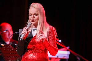 «Обездолина»: В Сети устроили мем-атаку после решения Верховного суда по спору Долиной и Лурье