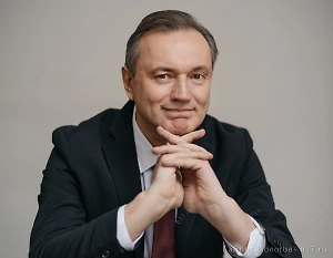 Снижение продаж алкоголя происходит, во-первых, потому что много неучтённой продукции. Сейчас подделывают наклейки, и очень часто, особенно в южных регионах, продают разливное и домашнее вино. Кстати, недавно был в Петербурге, там даже в топовых ресторанах продают домашнее вино, напитки типа чачи и прочее. И вот после такого таблетки от похмелья нужны точно.