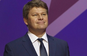 Почему-то всем сейчас важно украинца Забарного обсудить. Они с Матвеем Сафоновым прекрасно играют в одной команде. Давайте мы не будем смешивать мух и котлеты. Они играют в одной команде, делают общее дело. Надо интересоваться русскими парнями, которые рекорды устанавливают на все времена, а не украинцем Забарным