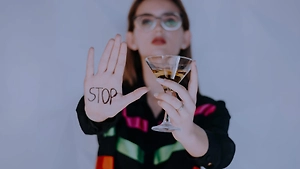 Зумеры взвинтили до рекорда продажи средств от похмелья в России