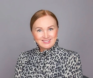 Основные паттерны созависимого — контроль и забота. Контроль создает иллюзию безопасности, а забота повышает ощущение собственной значимости. Часто включается роль Спасателя из треугольника Карпмана: «если не я, то никто».