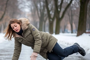 Россиянам объяснили, как получить компенсацию за падение во время гололёда