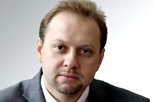 Зачем Зеленский отснял ролик возле Купянска — это понятно. Они же всё время пытаются успокоить свою публику, что держат до конца всякие города и у них там, как они называют, «незламні фортеці», «несгибаемые крепости», и так далее. Они пытаются доказать, что кремлёвская пропаганда врёт, что какой-то город освобождён, что на самом деле даже президент может туда приехать.