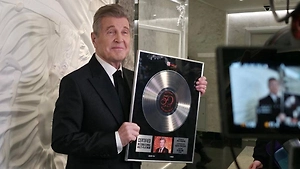 Льву Лещенко вручили платиновый диск в честь рекорда легендарной песни «День Победы»