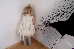 В Петербурге оштрафовали горе-мать, бросившую малолетнюю дочь в закрытой комнате