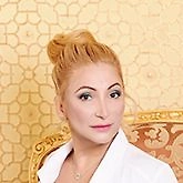 При изготовлении домашних настоек без контроля и должной очистки возможны вещества с высокой токсичностью: метанол, изопропиловый спирт, сивушные масла и другие примеси. Они быстро всасываются и вызывают острое отравление. Также невозможно гарантировать качество покупного алкоголя — основы для настоек. Этанол метаболизируется с помощью алкогольдегидрогеназы (ADH), превращаясь в ацетальдегид, затем через ацетальдегиддегидрогеназу (ALDH) — в ацетат, который выводится почками и печенью.