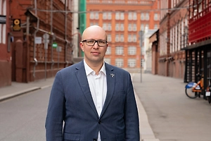 В терапии я часто вижу такие жесты: на уровне логики это выглядит благородно — «Я не разрушу твою жизнь, иди», а на уровне тела — тяжесть в груди, затёкшие плечи и голос, который ломается именно на слове «иди». Человек выбирает острую боль разрыва вместо медленного самоуничтожения в треугольнике и потом ещё очень долго живёт с эхом собственного «благословляю».