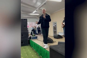 Shaman дал благотворительный концерт перед переселенцами в Курской области