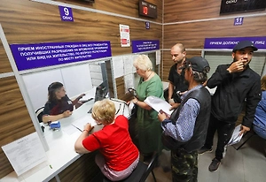 Путин разрешил временное проживание иностранцев в России без знания русского