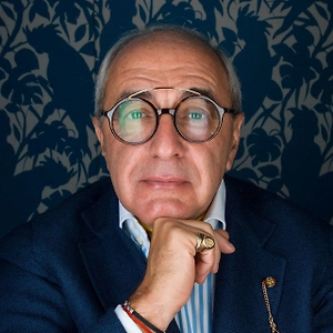 Ошибка Ларисы и её юристов заключается в том, что до сегодняшнего дня не было никаких внятных комментариев (не от неё — она как раз не должна ничего говорить, а от стряпчих, которые должны были объяснить, а затем вступить в бой за клиентку). Вот почему весь Интернет в мемах и насмешках над Ларисой Долиной. И, думаю, это продлится ещё какое-то время. Чья это ошибка? Только её.