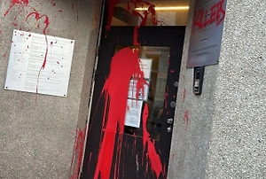 «Убийцы»: Консульство Польши в Брюсселе облили краской и засыпали собачьими фекалиями