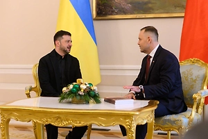 Президент Польши во время встречи с Зеленским подарил ему двухтомник о Волынской резне 