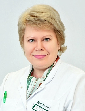 Сочетание спиртного со сладкой газировкой резко увеличивает калорийность напитка. При этом проблема заключается не только в лишних калориях. Из-за особенностей обмена углеводов, содержащихся в газированных напитках, организм начинает активнее откладывать жир даже без переедания. В результате возрастает риск развития ожирения и сахарного диабета второго типа.