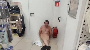 Ревизия ароматов: Голый дебошир с ножом устроил бьюти-погром в магазине на Кубани