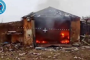 Российский БПЛА нашёл в ангаре спрятанный ВСУ танк и сжёг его, момент попал на видео