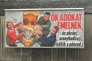 В Будапеште развесили плакаты с фон дер Ляйен, Зеленским и золотым унитазом