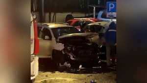Автомобиль взорвался на парковке в Москве, пострадал один человек