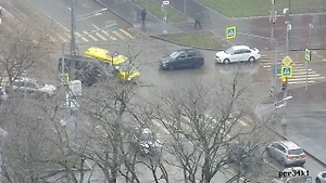 Пять человек пострадали в аварии с микроавтобусом и скорой в Москве