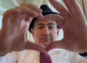 Пашинян на фоне Исаакиевского собора признался в любви ко всем под песню Газманова