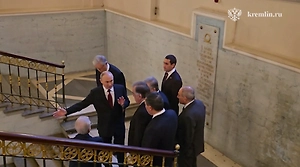 Путин лично провёл экскурсию для лидеров СНГ по залам Эрмитажа