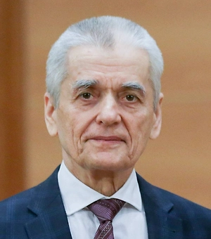 К сожалению, примерно 300–400 тысяч человек едут за рубеж, в жаркие страны в основном. И это плохо. Даже если они нам не привезут каких-нибудь новых вирусов, всё равно для организма это очень серьёзное испытание. Я категорически не советую никуда не уезжать из страны, оставайтесь тут и гуляйте в своих городах на ярмарках. Делать резкий перепад из холода в тепло, побыть там неделю и снова вернуться в холода — это не самое мудрое решение для организма. И отдыхом я его называть не рискую. Это добровольно организованный стресс для организма.