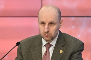 Теоретически это увольнение Подоляка и Лещенко могло быть демонстрацией уступок, которые на самом деле таковыми не являются. Это имитация изменения кадровой политики Украины. Ни Лещенко, ни Подоляк не играли какой-то особой роли, не вносили особого интеллектуального вклада в работу офиса президента, поэтому их увольнение, в общем-то, ничего не изменит.