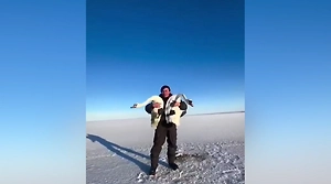 В Казахстане спасли влюблённую пару лебедей от смерти в замёрзшем озере