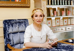 Естественно, здесь исключается основной путь передачи инфекции половым путём. Это наиболее частая причина передачи, где заражение в 99% случаях. В данном случае речь идёт о заражении через инфицированные предметы одежды, через парик, так как предметы заражены вшами или их яйцами. Процент вероятности — около 15%. Также возможен путь заражения через обычное бытовое взаимодействие между взрослыми. Возможно, но менее вероятно, чем при тесных сексуальных контактах.