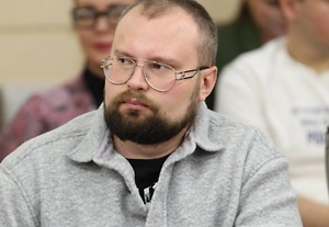 Не проходите мимо сугробов и гололёда. Зимние сугробы и скользкие дорожки должны убираться своевременно. Для дворов за порядок, вероятно, отвечает управляющая компания или ТСЖ согласно Жилищному кодексу. В Постановлении Правительства № 290 указаны нормы содержания придомовой территории, включая очистку от снега, наледи и сосулек. Обычно убирать снег и лёд положено в течение трёх или шести часов после завершения метели.