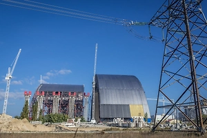 Директор ЧАЭС предупредил о риске разрушения саркофага при ударе