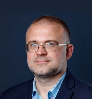 Кошки и собаки, приходя в восторг от запахов улицы, часто нюхают или облизывают обувь — а это основной путь попадания токсичных веществ в организм. Например, реагенты могут вызвать химические ожоги ротовой полости, гастрит, рвоту и диарею. Частицы соли и песка при проглатывании травмируют слизистую желудка и кишечника. Особую опасность представляют и патогенные микроорганизмы: зимой обувь легко приносит в дом кишечные бактерии, яйца гельминтов, а иногда и вирусы, способные вызывать заболевания у животных. 