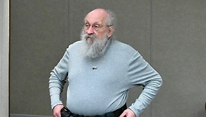 Но всё-таки вряд ли этих охотников так много ушло охотиться на нацистов, что на других зверей, на других хищников их уже не хватает. Полагаю, что скорее дело в каких-то природных обстоятельствах. В конце концов, дикая природа очень переменчива — и, соответственно, число разных животных одного и того же вида год от года меняется в очень широких пределах. Это явление давно и хорошо исследовано. Колебания численности в системе «хищник – жертва» изучил, по-моему, примерно век назад итальянский математик Вито Вольтерра.