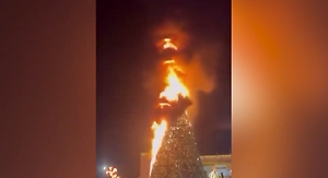 Главная ёлка сгорела дотла в грузинском Гардабани во время церемонии зажжения огней