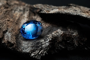 Неизвестный с кувалдой похитил у курьера в Париже сапфир стоимостью €150 тысяч