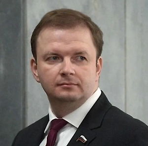 Тем, кто хочет посчитать размер страховой пенсии через формулу, пригодятся два числа, которые действуют с 1 января 2026 года: стоимость одного пенсионного коэффициента 156,76 рубля и фиксированная выплата 9 584,69 рубля. Дальше работает базовое правило: страховая пенсия = накопленные пенсионные коэффициенты × 156,76 + 9 584,69. При наличии районного коэффициента и установленных надбавок итоговая сумма будет выше, потому что к базе добавляются соответствующие начисления.