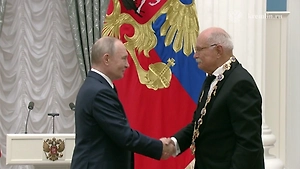 Путин лично наградил Михалкова орденом Андрея Первозванного