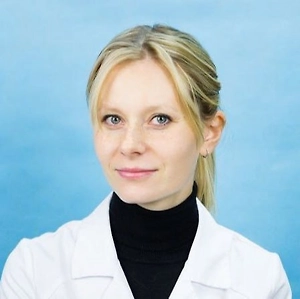 Живые ёлки, сосны и пихты многократно увеличивают содержание в воздухе спор плесневых грибов. Плесень продолжает размножаться всё время, пока дерево находится в доме. Это может как обострить аллергию, так и вызвать симптомы впервые – ринит, конъюнктивит, приступы нехватки воздуха и дерматит.