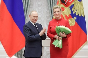 Захарова подарила Путину небольшое эссе