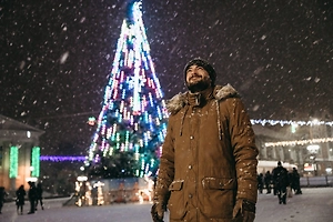 В больнице, роддоме и даже в лифте: Life.ru узнал, сколько россиян встречали Новый год вне дома