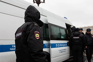 Разбили окно и избили: Многодетного отца перепутали с цыганом и повалили на пол при задержании