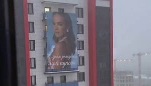 Жители Казани перепугались огромного плаката с именинницей-«пупсиком» на доме