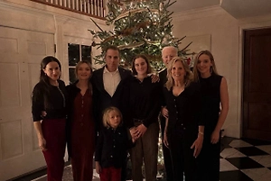 Байден спрятался на семейном рождественском фото