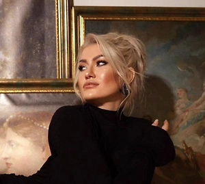 Человек, который первым окажется в вашем доме после полуночи, несёт с собой определяющую энергию на ближайшие двенадцать месяцев. Его характер и успех незримо задают тон. Поэтому этот визит стоит доверить тому, кого вы искренне считаете везучим, добрым и позитивным человеком. Это простой и действенный ритуал притяжения сходных вибраций в свою жизнь.