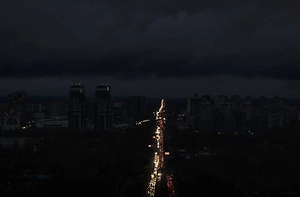 В Киеве сообщили о серии взрывов и отключении света 