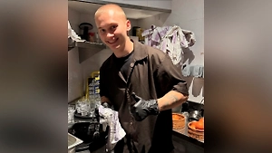 Даня Милохин рассказал, что устроился работать официантом в Дубае