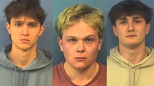 Трое выпускников изнасиловали одноклассницу в машине после школьной вечеринки