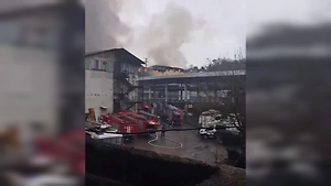 Три человека пострадали при пожаре в автосервисе в Сочи