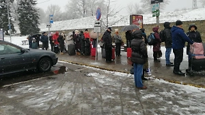 Сотни эстонцев выстроились в очередь на границе России в преддверии праздников