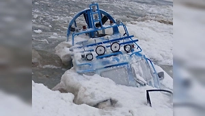 Вмёрзшую в лёд Байкала аэролодку обнаружили в Бурятии